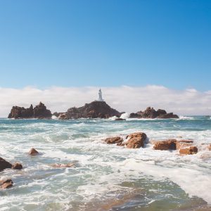 Kanal-Insel Jersey mit Leuchtturm von La Corbiere; Foto Visit Jersey