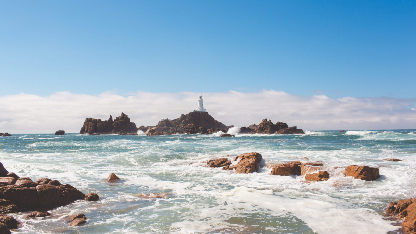 Kanal-Insel Jersey mit Leuchtturm von La Corbiere; Foto Visit Jersey
