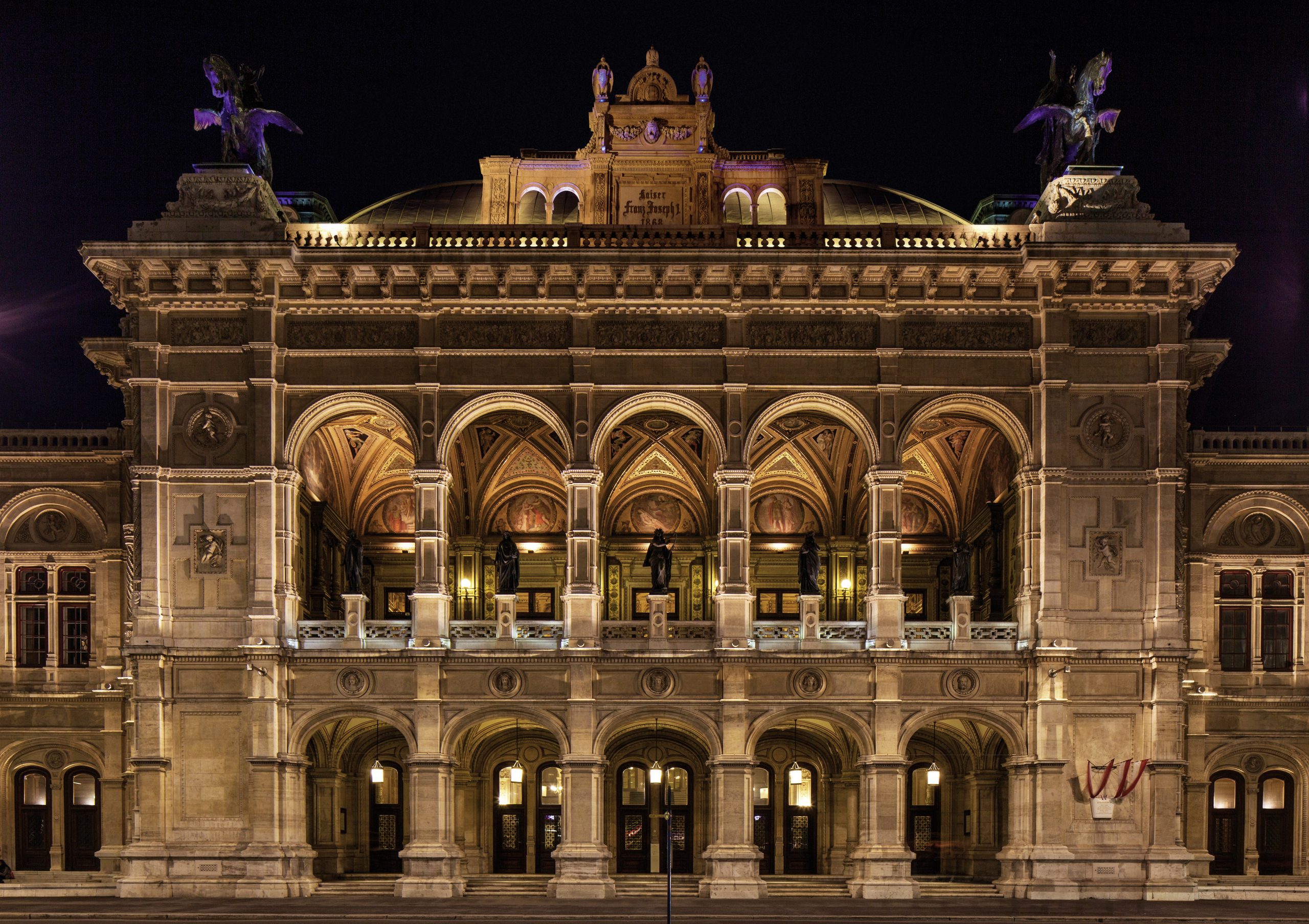 Wien - Opernhaus bei Nacht Foto © WienTourismus/Christian Stemper