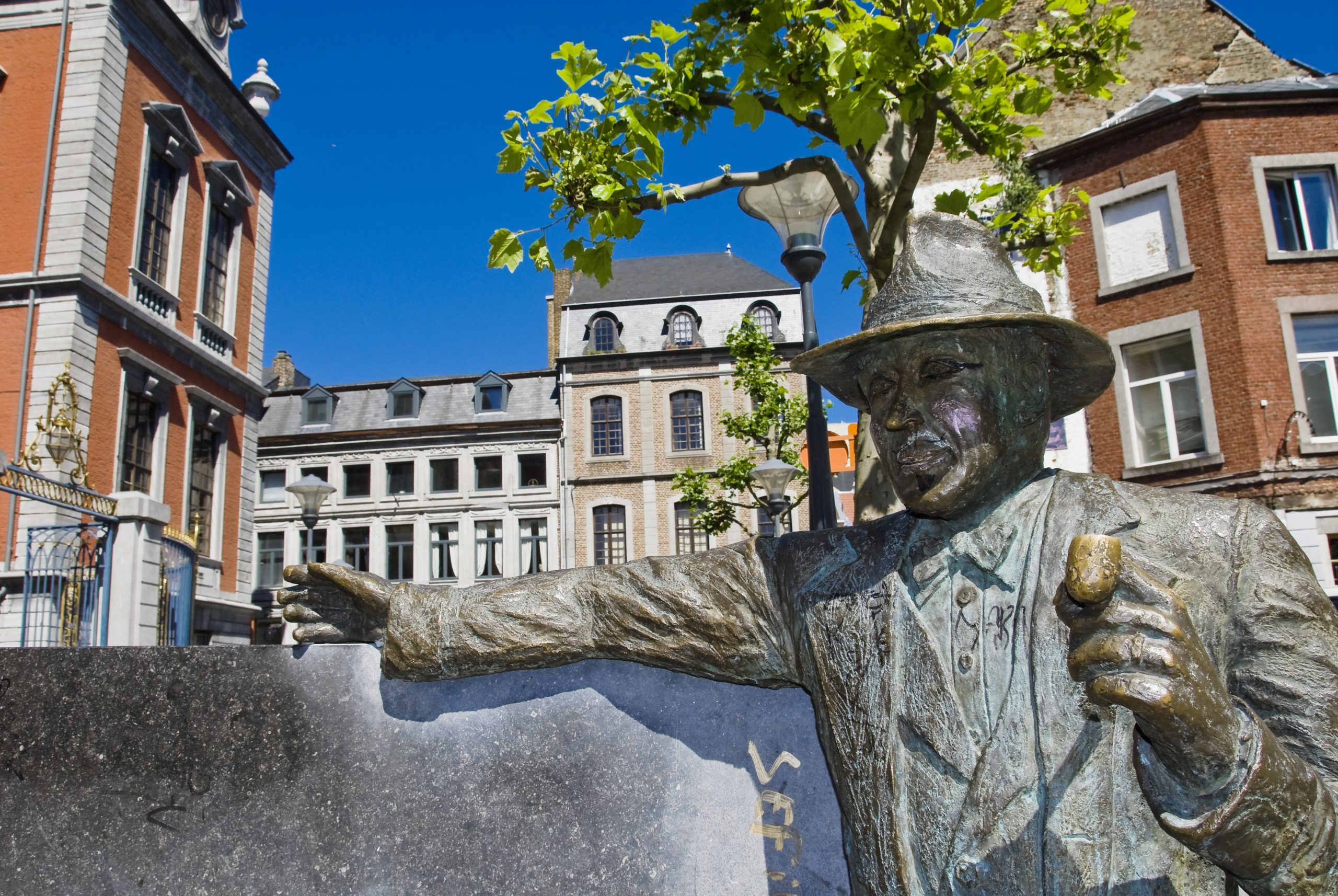 Statur des Georges Simenon - Place du Commissaire Maigret Foto WBT J.P.Remy-Liège