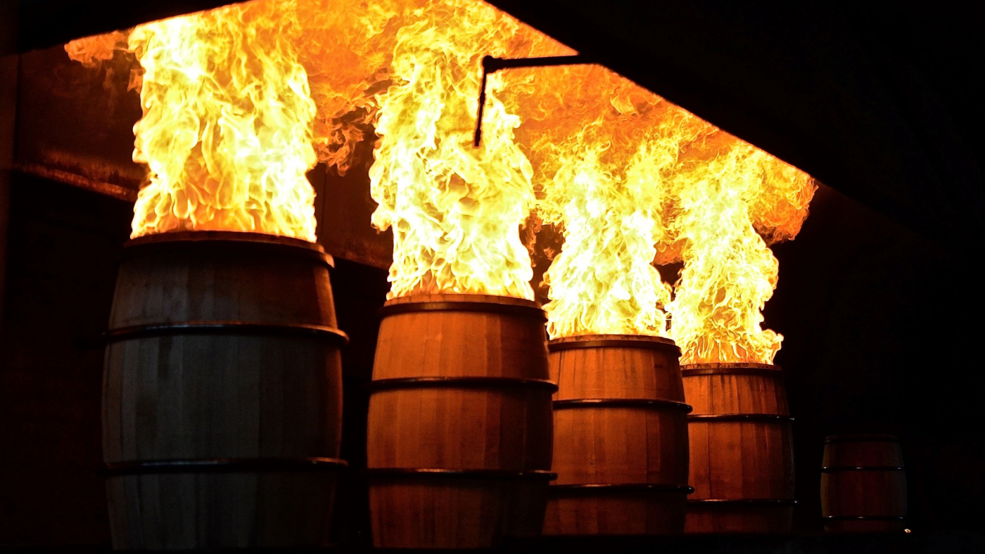 Bourbon Fässer im Feuer