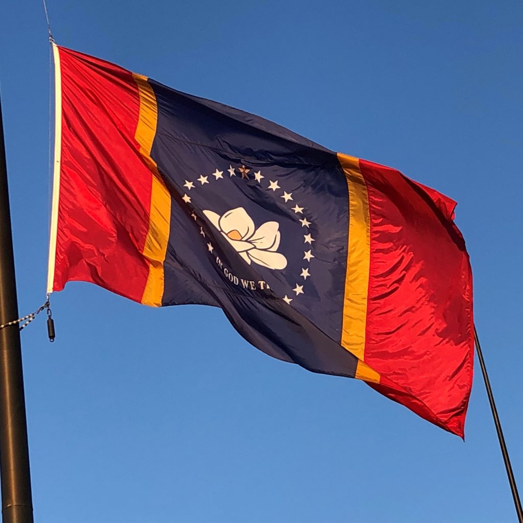 Mississippi State gab sich 2020 eine unbelastete Flagge mit dem Symbol einer Magnolie  
