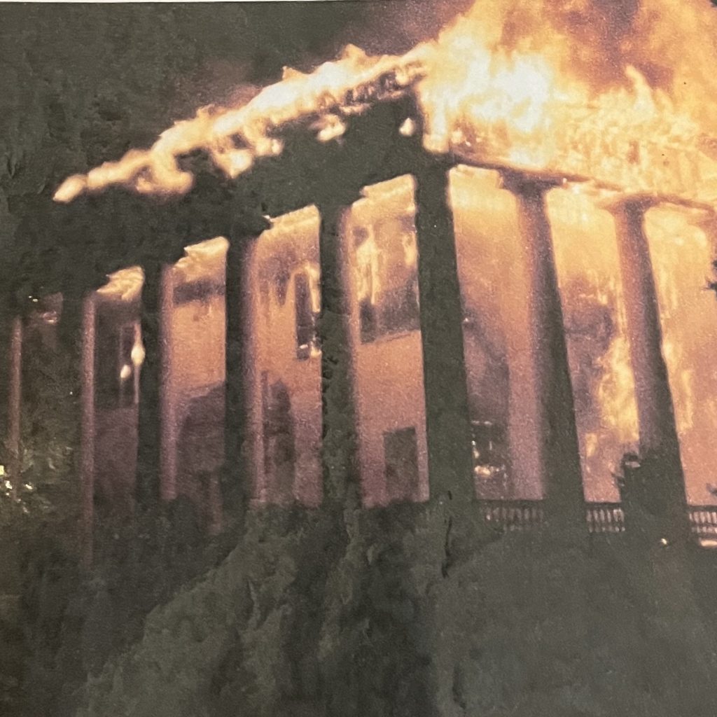 Schicksalstag 100 Jahre nach dem Bürgerkrieg - 1960 btannte Greenwood nieder; nur seine 28 Säulen trotzten dem Feuer Foto vom Foto Ulrike Wirtz