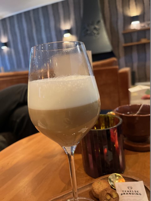 Koffie verkeerd -lekker mit extra wenig Kaffee und mehr Milch-so-serviert ihn das-Boutiique Hotel Texel Foto Ulrike Wirtz