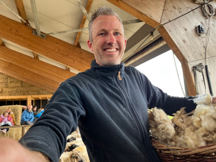 Schafbauer Lennart verkauft auch Wollenes von seinen Schafen Foto Ulrike Wirtz