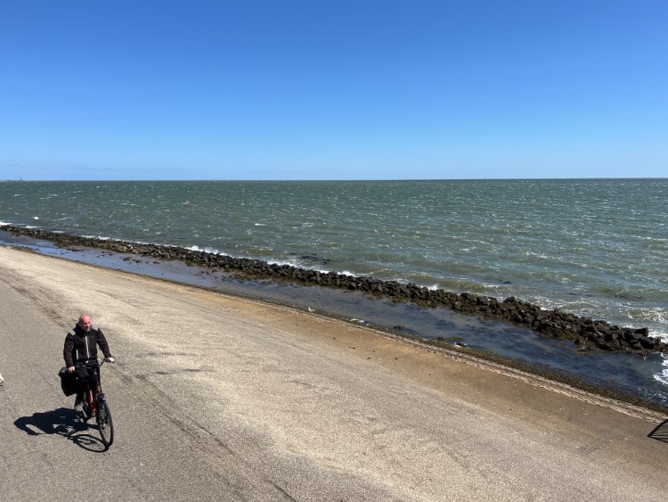 Radeln am Wattenmeer entlang Foto Ulrike Wirtz