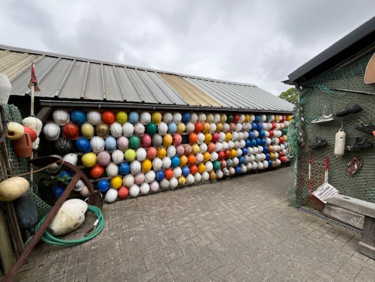 Das Strandgutmuseum Flora zeigt,, was Leute so alles verlieren etwa Helme Foto Ulrike Wirtz