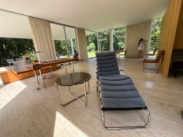 Mies van der Rohe und seine Möbel-Klassiker im Edith-Farnsworth-House Foto Ulrike Wirtz