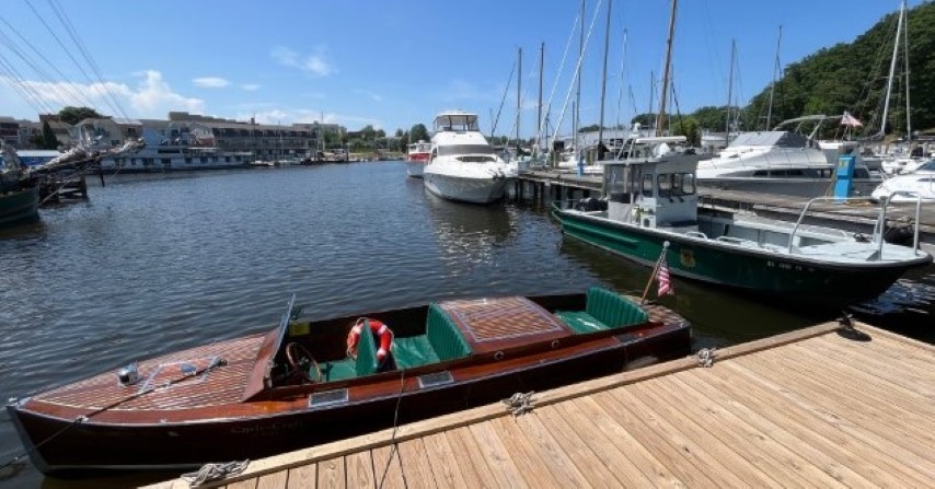 Historisches Boot ganz aus edlem Mahagony Foto Ulrike WIrtz