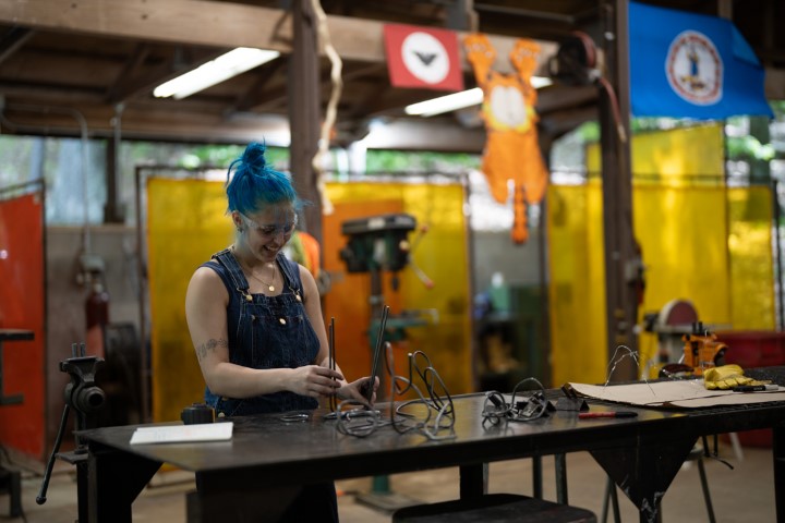 Kustkurs im Sommer 2025 in Saugatuck - Studentin arbeitet an Stahlskulptur Foto Nolan Zunk