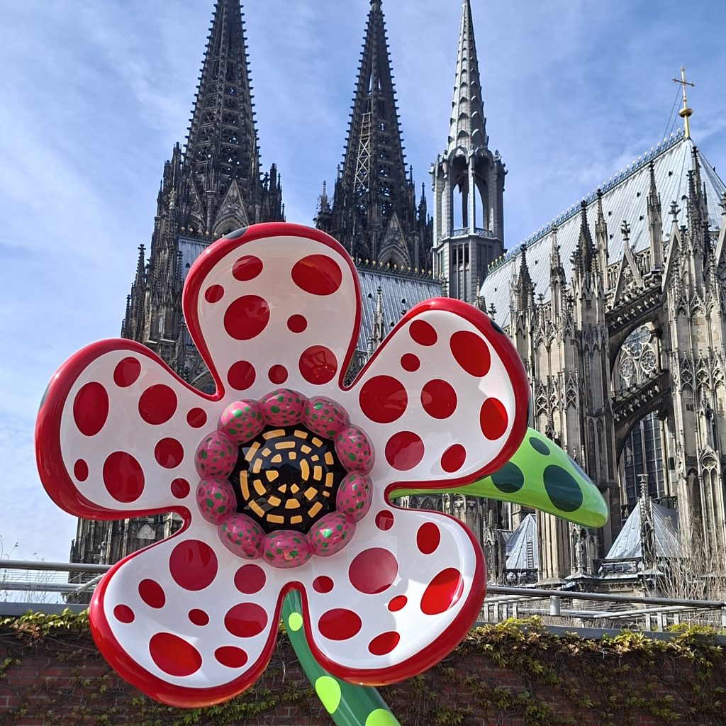 Yayoi Kusama im Schatten des Kölner Doms