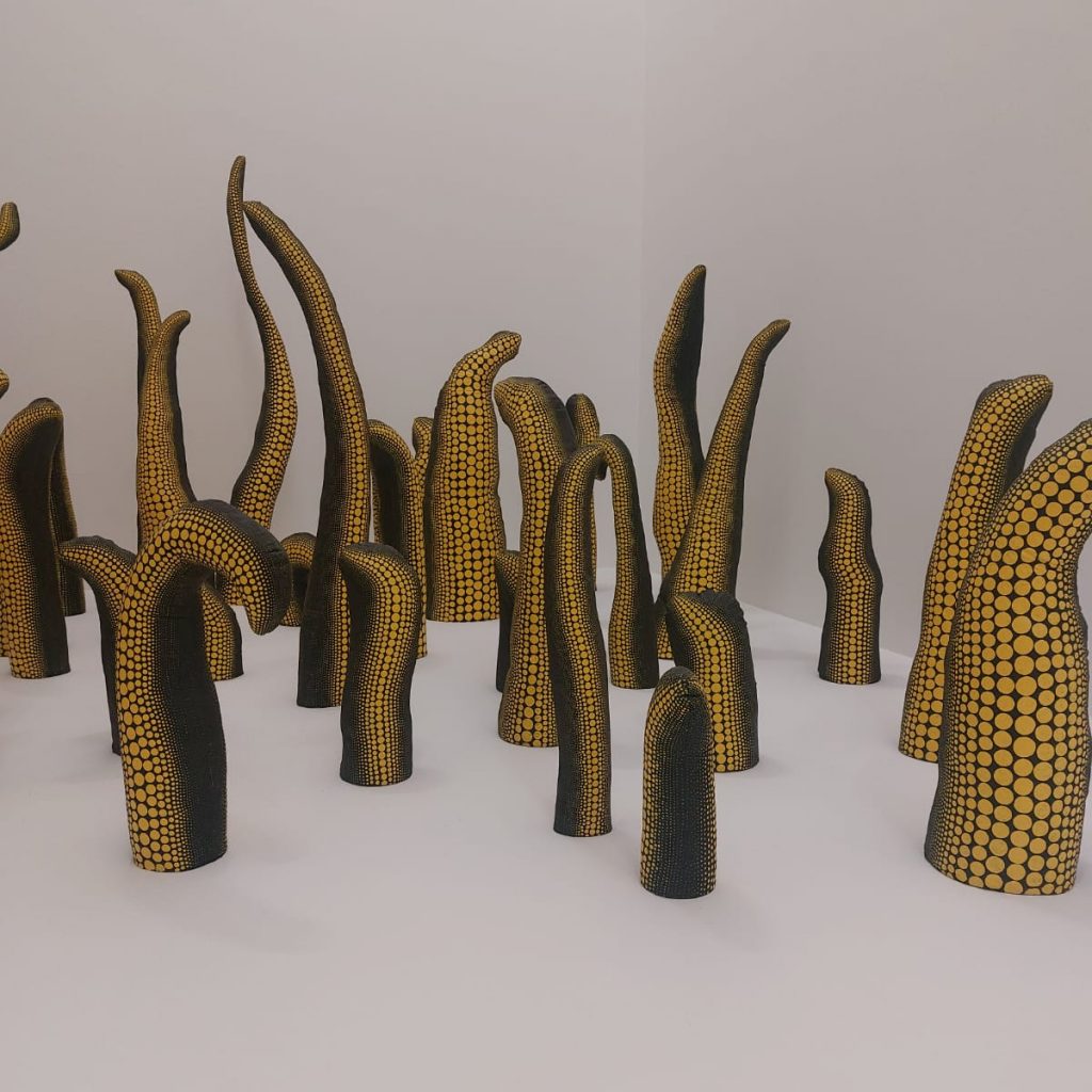 Yayoi Kusama - Skulpturen als bunte Penisse in Serie