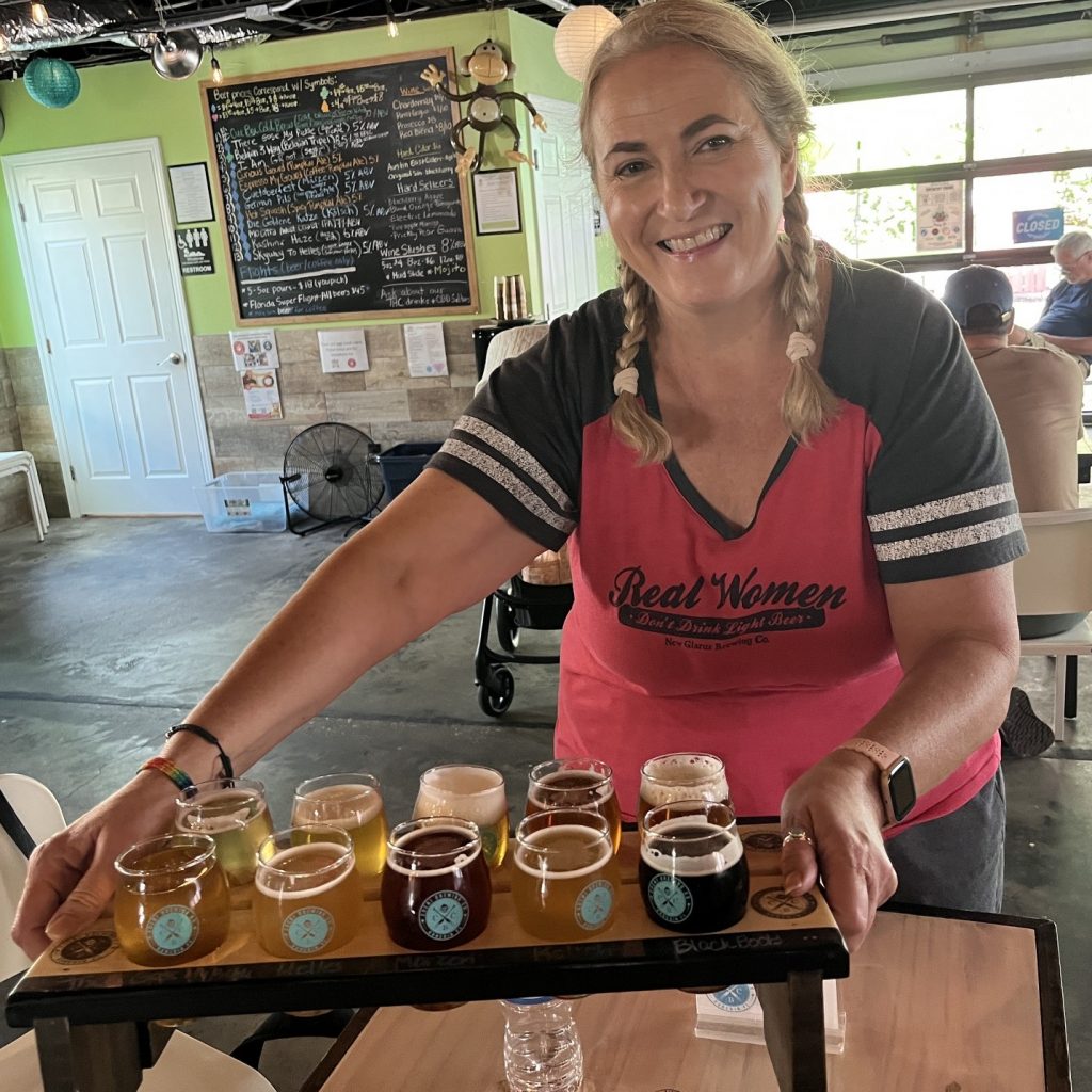 Probieren in der Cueni Brewing Company in Dunedin - Co-Owner Brenda mit  Flights Foto Ulrike Wirtz