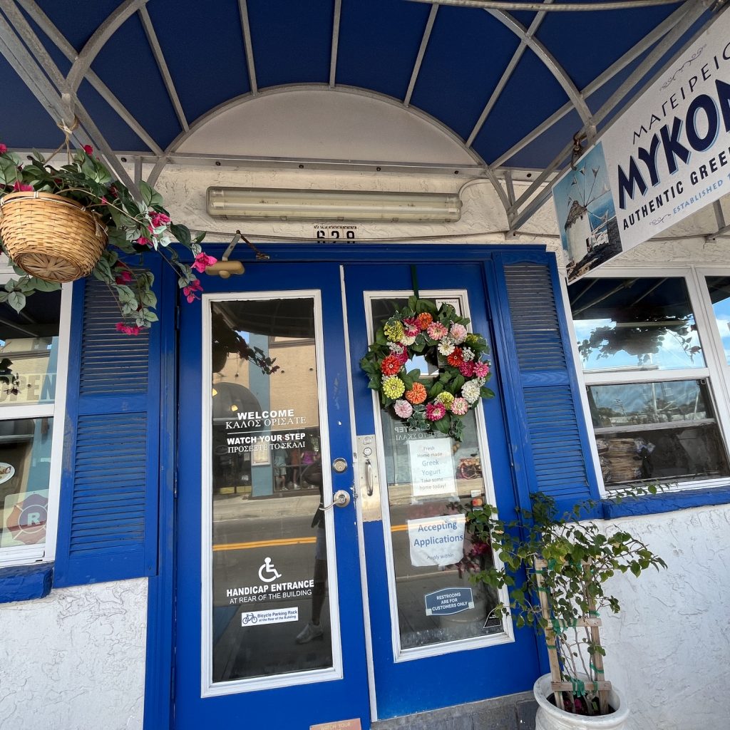 Der Grieche Mykonos in Tarpon Springs - landestypisch in Blau-weiß Foto Ulrike Wirtz