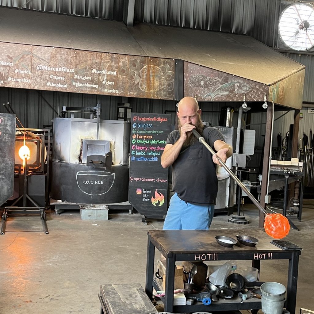 Glasbläser im Moreno Studio in St. Pete bei der heißen und kunstvollen Arbeit Foto Ulrike Wirtz