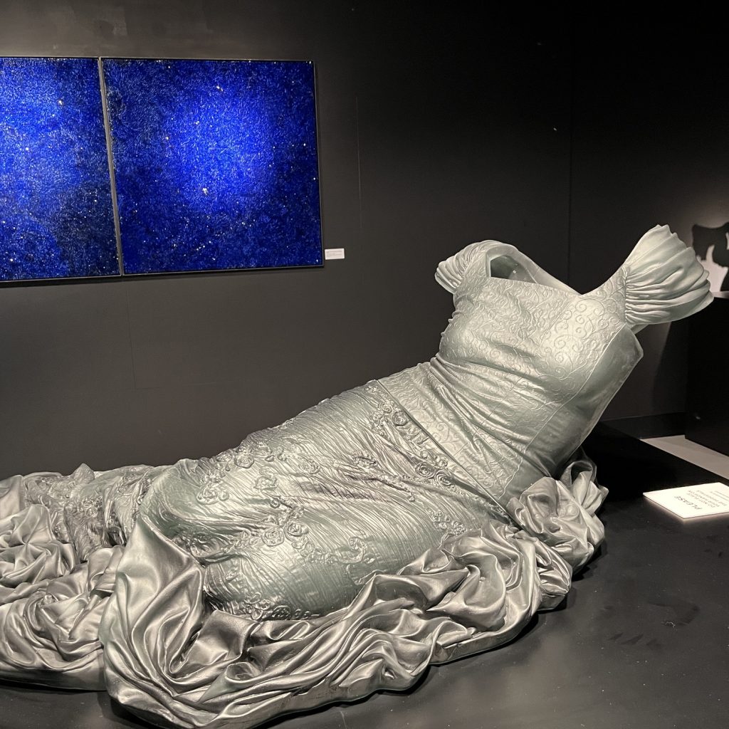 Imagine Karen-LaMonte-Statur Reclining Nocturne - Kunst aus beschichtetem Glas Foto Ulrike Wirtz