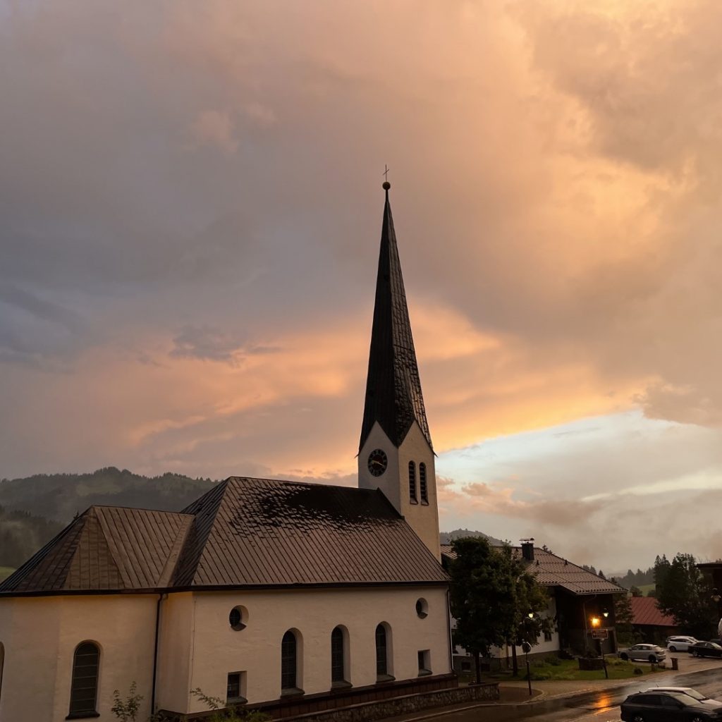 Balderschwanger Kirchlein und Wetter Foto Ulrike Wirtz