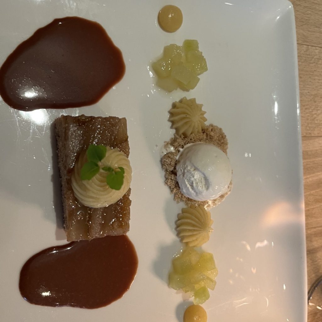 Birnen-Ingwer-Kuchen an Nougat-Creme und Mascarpone-Eis Foto Ulrike Wirtz