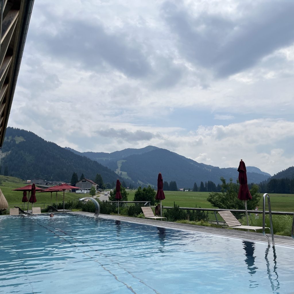 Blick über_Infinity Pool gen Riedberg-Pass Foto Ulrike Wirtz