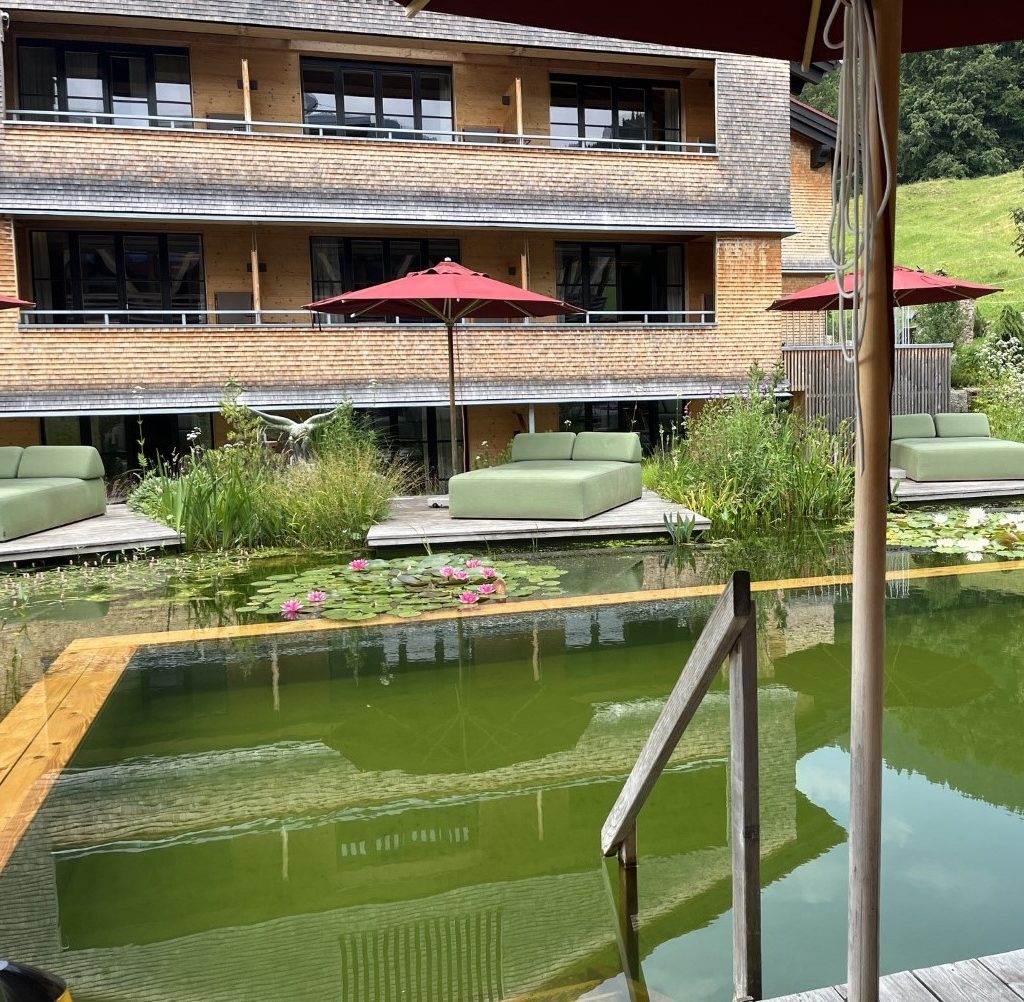 Natursee-Pool im Mountain Spring Spa des Hubertus Foto Ulrike Wirtz