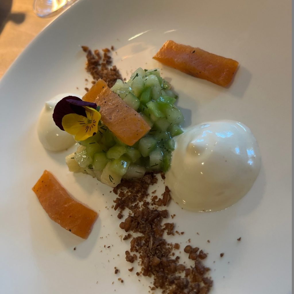 Als Vorspeise gebeizter Seesaibling Meerrettich-Schaum Pumpernickel-Erde Foto Ulrilke Wirtz