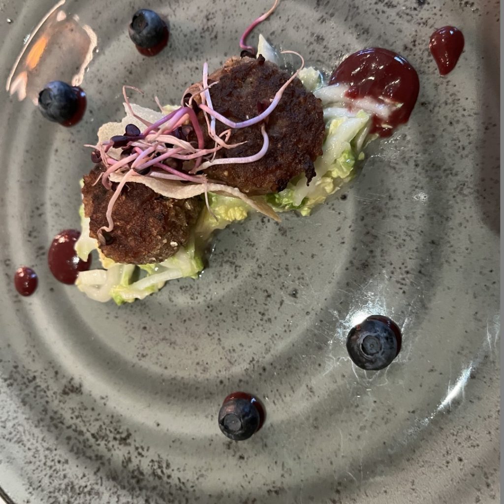 Als Zwischengang Junglauch-Kartoffel-Trüffeltarte mit Bergkäse Foto Ulrike Wirtz
