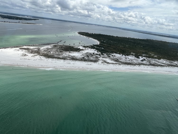 Zuckerweißer Sand und smaragdgrünes Meer in PCB *(c) 