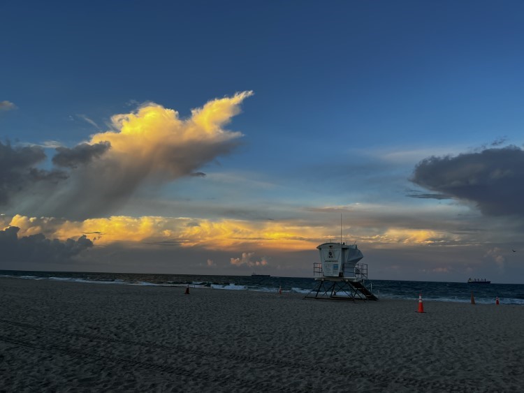 Abendstimmung am Atlantik - die Sonne geht aber auf der anderen Seite unter (c)* 1278