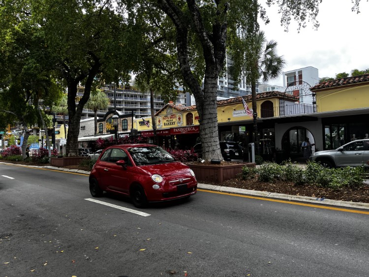 Las Olas BV in Fort Lauderdale - hier fällt mehr dieses Auto auf (c)* Ulrike Wirtz