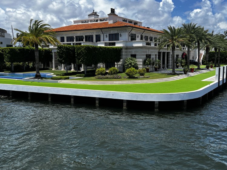 Luxusvilla mit allem pipapo, selbst Kunstrasen (c)* Ulrike Wirtz 1026