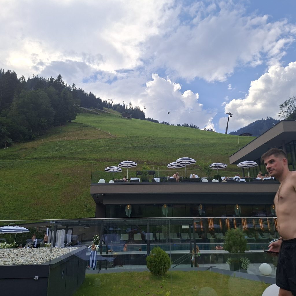 Pool-Terrassen mit diversen Liegeflächen