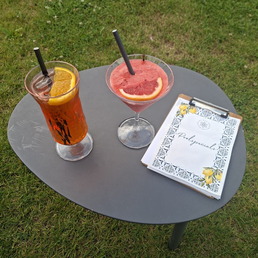 Cocktails am Pool mit und ohne Alkohol