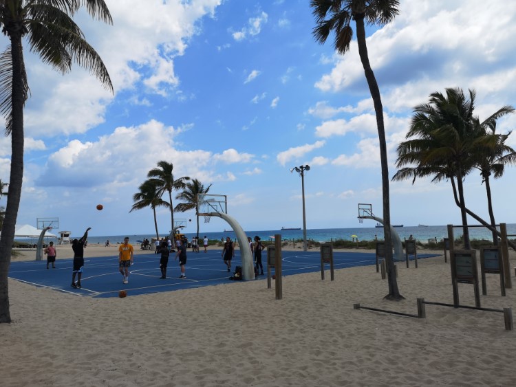 ...oder so aktiv beim Basketball am Beach(c) Ulrike Wirtz 173835